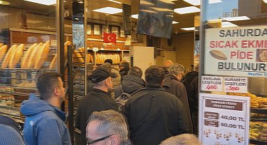 İstanbul - Beyoğlu'nda ilk iftar öncesi pide kuyruğu