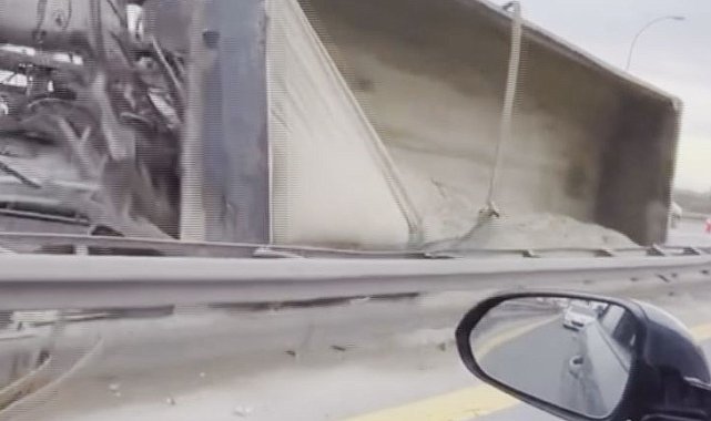 İstanbul - Büyükçekmece TEM Otoyolu'nda hafriyat kamyonu devrildi