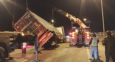 İstanbul - Büyükçekmece TEM Otoyolu'nda TIR devrildi; şoförü yaralandı