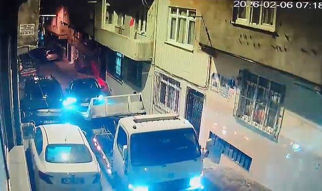 İstanbul - Esenler'de otomobilin yüklendiği çekici yokuştan kayıp 13 araca çarptı