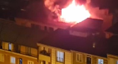 İstanbul - Esenyurt'ta 5 katlı binanın çatısı alev alev yandı