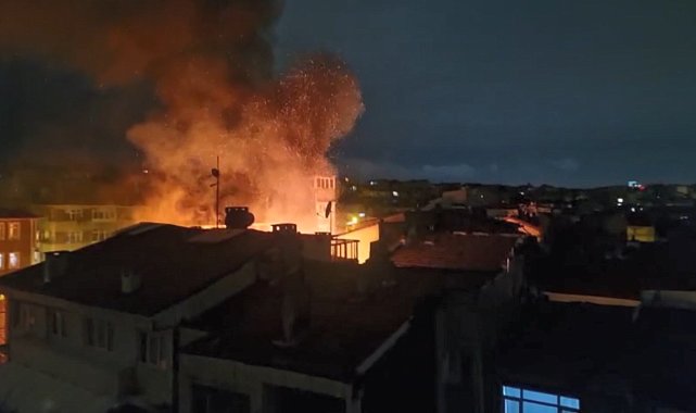 İstanbul - Fatih'te 3 katlı metruk binada yangın; alevler bitişikteki ahşap binaya sıçradı