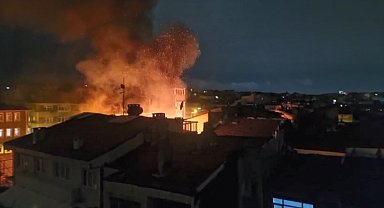 İstanbul - Fatih'te 3 katlı metruk binada yangın; alevler bitişikteki ahşap binaya sıçradı