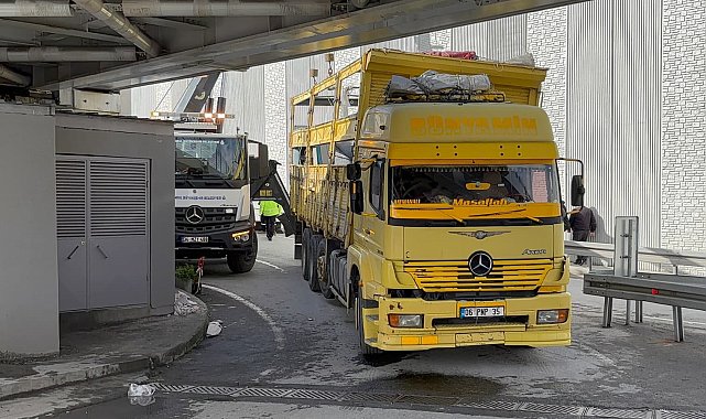 İstanbul - Fatih'te TIR tren hattının bulunduğu üst geçide çarptı