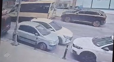 İstanbul- Gaziosmanpaşa'da otomobil, park halindeki 2 araca çarpıp kaçtı
