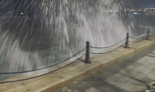 İstanbul - İstanbul'da fırtına nedeniyle bazı binaların çatısı uçtu, denizde dev dalgalar oluştu