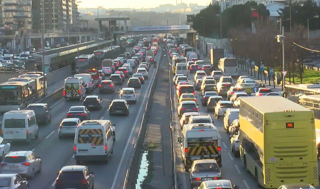 İstanbul - İstanbul'da ilk iftar öncesi trafik yoğunluğu yüzde 85'e ulaştı