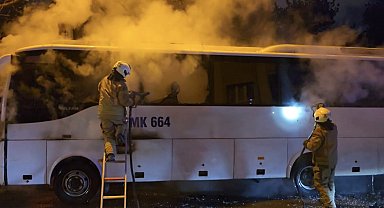 İstanbul-Kadıköy'de park halindeki midibüste çıkan yangın söndürüldü