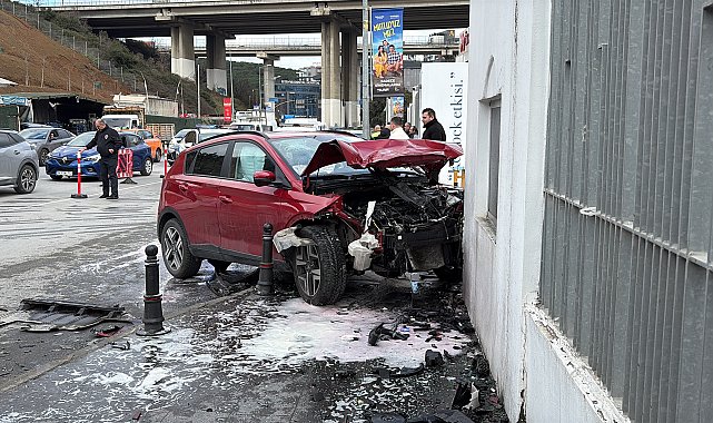 İstanbul- Kağıthane'de çarpmamak için manevra yaptı, okul duvarına girdi: 2 yaralı
