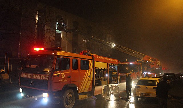 İstanbul - Kağıthane'de marangozhanede yangın; mahsur kalan 11 kişi ile 1 köpek kurtarıldı