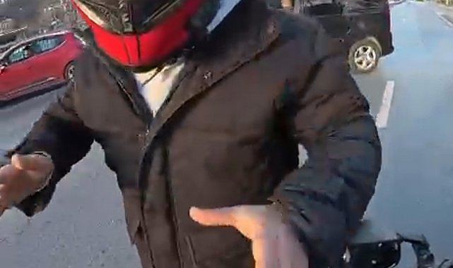 İstanbul - Kağıthane'de trafikte motosiklet sürücüsünün önünü kesip darbettiler: Erkeksen karakola gel