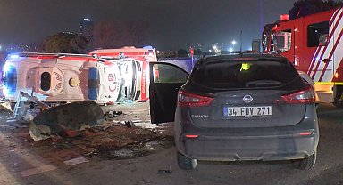 İstanbul - Kartal'da ambulans ile cip kafa kafaya çarpıştı: 2'si sağlık personeli 3 yaralı