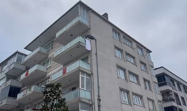 İstanbul - Küçükçekmece'de istinat duvarı yıkıldı; 5 katlı bina tahliye edildi-1