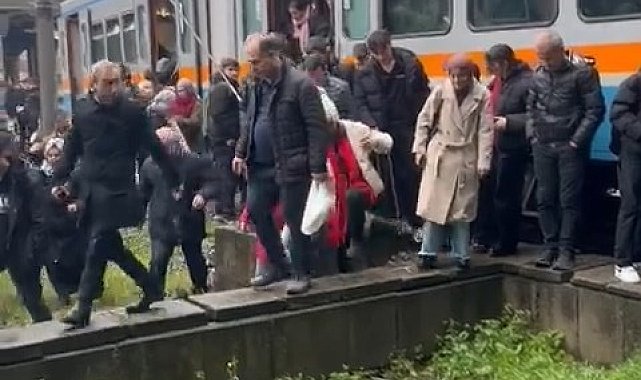 İstanbul - Otogar'da metro raydan çıktı; yolcular tahliye edildi -1