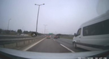 İstanbul - Sancaktepe'de kamyonet, polis aracına çarptı; kaza kamerada