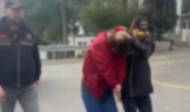 İstanbul - Savcı olduğunu söyleyerek otobüste yolcuyu tehdit eden şüpheli gözaltına alındı Sevk görüntüsüyle