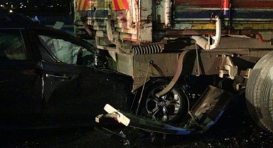 İstanbul - Silivri'de seyir halindeyken tekeri kopan otomobil kamyona çarptı; sürücü yaralandı