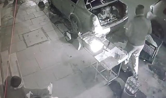 İstanbul - Sultangazi'de kaldırımda oturanlara ateş açıp kaçtılar