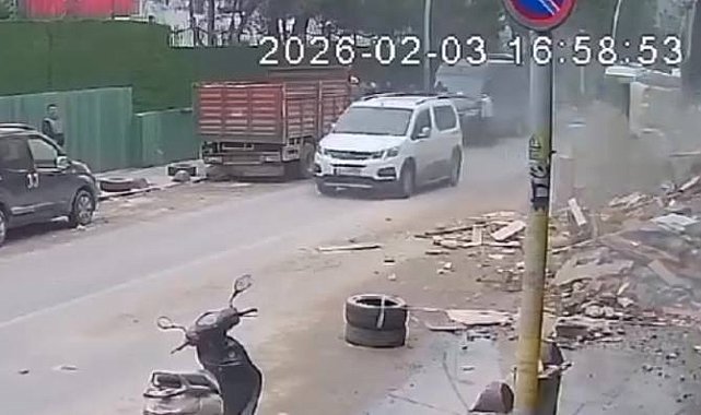 İstanbul- Sultangazi'de yıkımı süren binadan yere düşen beton parça savrularak araca çarptı