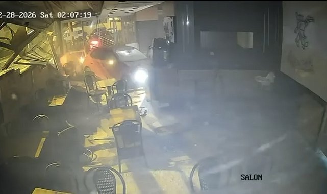 İstanbul - Üsküdar'da otomobil börekçiye uçtu