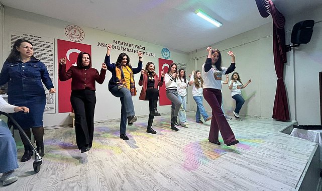 İtalyan öğretmenler zeybek oynayıp, horonu deneyimledi