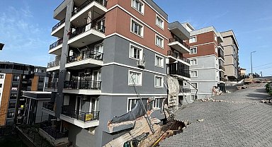 İzmir'de istinat duvarının çöktüğü sokakta çalışmalar sürüyor