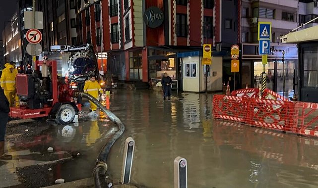 İzmir'de sağanak; cadde ve sokaklar göle döndü, sürücüler zor anlar yaşadı