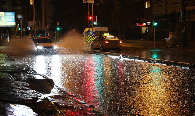İzmir'de sağanak; cadde ve sokaklar göle döndü