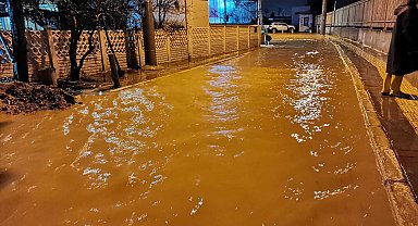 İzmir'de sağanak sırasında kamyonetle alt geçitte mahsur kalan sürücü öldü