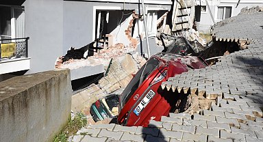 İzmir'de toprak kayması; 2 bina ve 7 araç zarar gördü