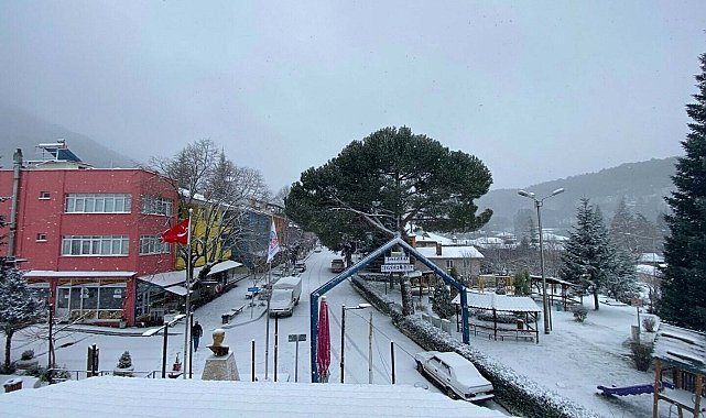 İzmir'in yüksek kesimleri beyaza büründü