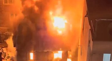 İzmit'te 2 katlı metruk bina alev alev yandı