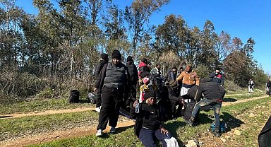 Kaçak göçmenleri 'dağın arkası İstanbul' diyerek, araziye bırakmışlar