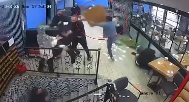 Kafede karşılaşan husumetli iki grup, birbirlerine masa ve sandalyelerle saldırdı; o anlar kamerada
