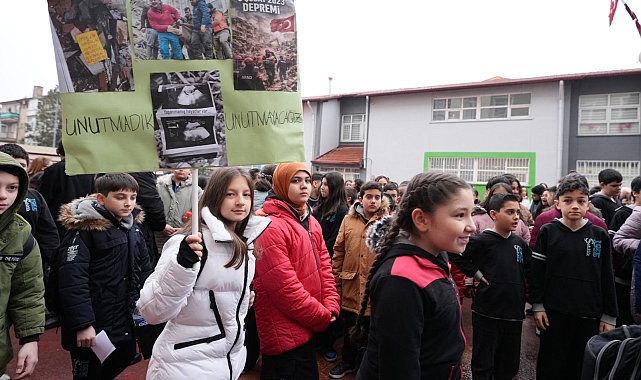 Kahramanmaraş depremlerinde ölenler için okullarda saygı duruşu