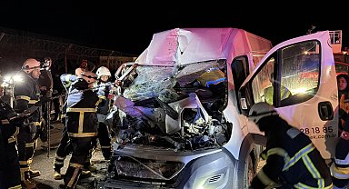 Kamyonet park halindeki TIR'a çarptı; sıkışan yolcu ağır yaralandı