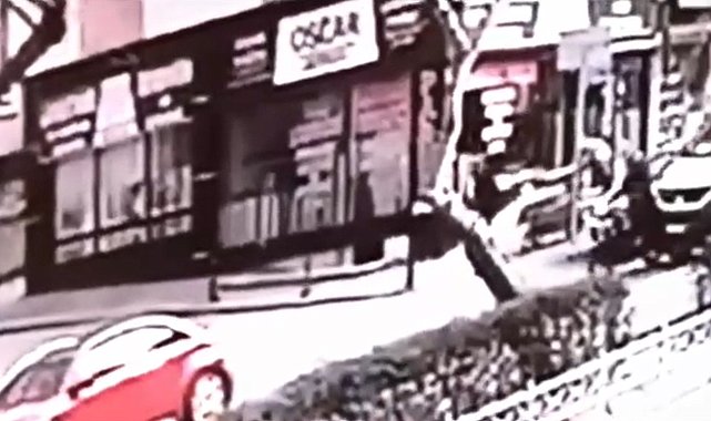 Kamyonet ve otomobile çarpıp takla atan motosikletin sürücüsü yaralandı; kaza kamerada