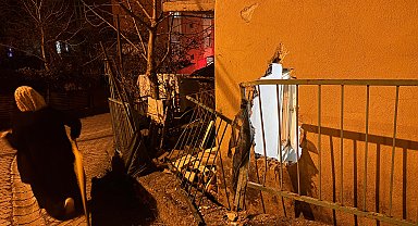 Kamyonetin çarptığı evin duvarından kopan tuğlaların altında kalıp yaralandı