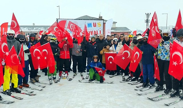 Kar Festivali'nde kızak, kayak ve şambrellerle kaydılar