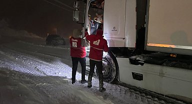 Kar nedeniyle yolda kalanlara Kızılay ve AFAD kumanya dağıttı