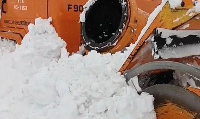 Karayolları kar savurma aracına çığ düştü, operatör sağ kurtarıldı