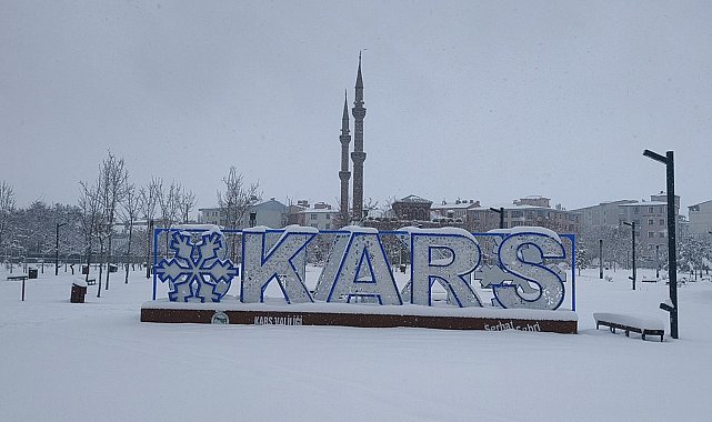 Kars'ta kar etkili oldu, kent beyaza büründü