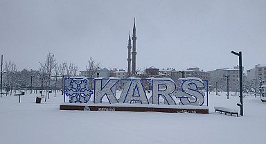 Kars'ta kar etkili oldu, kent beyaza büründü