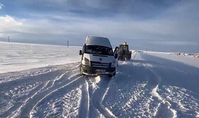 Kars'ta kara saplanan öğrenci servisi kurtarıldı