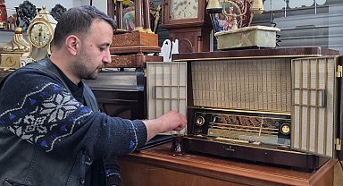 Kendisine hediye edilen radyo ile mesleğini bırakıp antikacı oldu