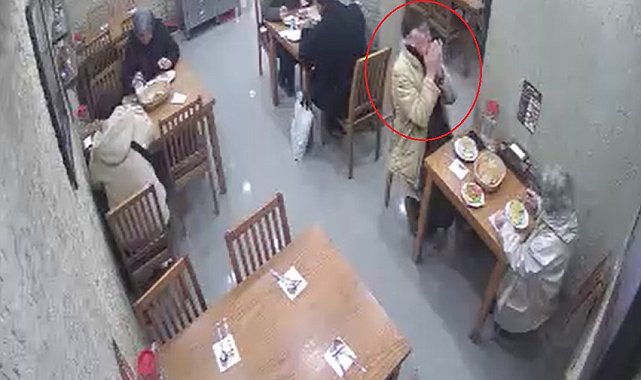 Komiser, nefes borusuna yiyecek kaçan kişiyi Heimlich manevrasıyla kurtardı