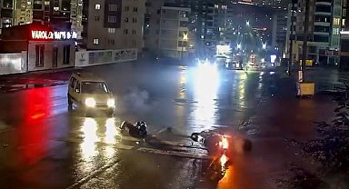 Kurye ile hafif ticari aracın çarpıştığı kaza kamerada; 1 yaralı