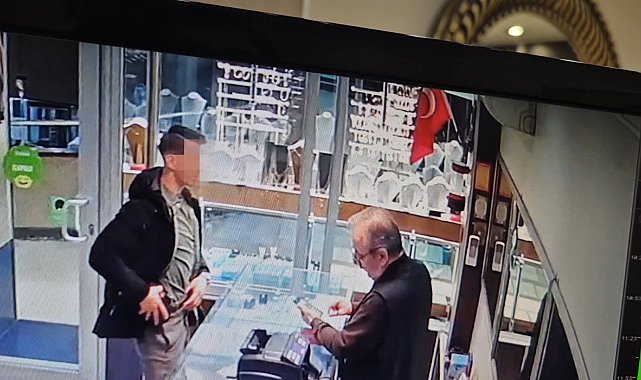 Kuyumcuya 'Jandarmayım' deyip silah gösterdi; altın ayırtıp kaçtı