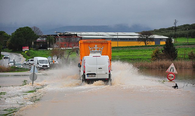 Manisa'da çay taştı; 20 mahalleyi şehir merkezine bağlayan köprü, su altında kaldı