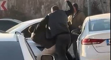 Mardin'de trafikte tekmeli yumruklu yol verme kavgası kamerada